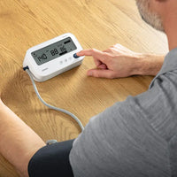 Man mäter blodtrycket med Omron M3 Comfort AFib